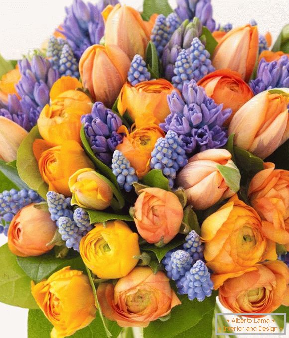 Букет от портокалови и лилави цветя