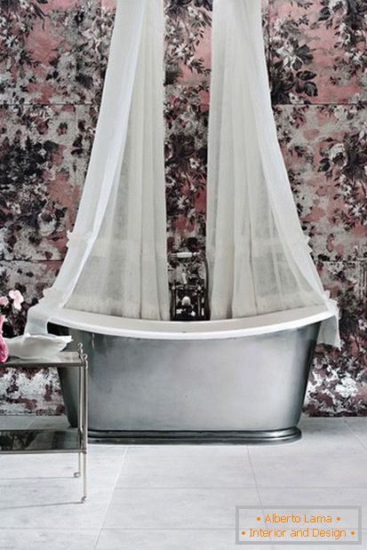 Огледална мозайка в банята