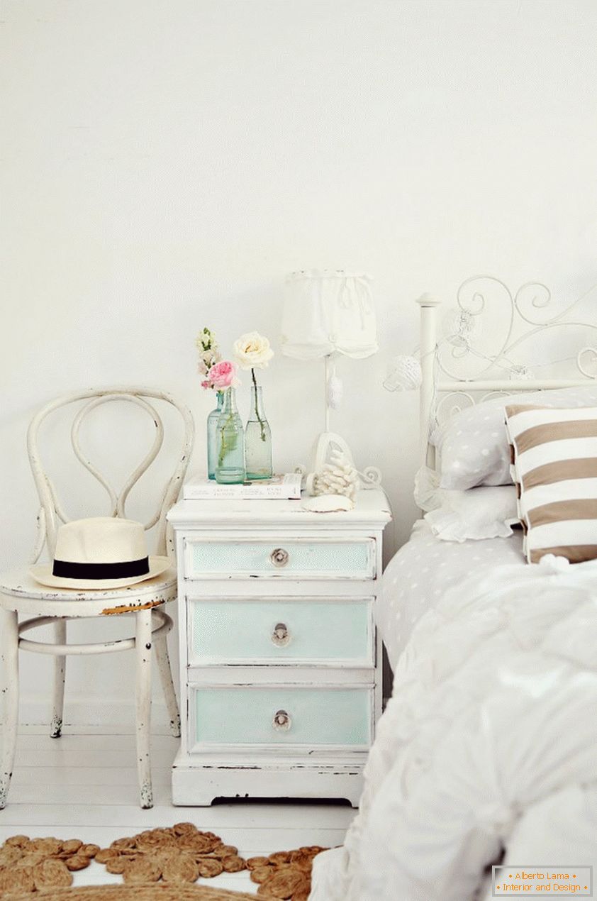 Не се страхувайте от бяло във вътрешността на спалнята си