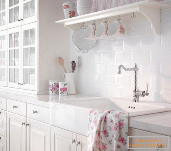 Бяло-розов интериор на кухнята в стила на шейби-шик