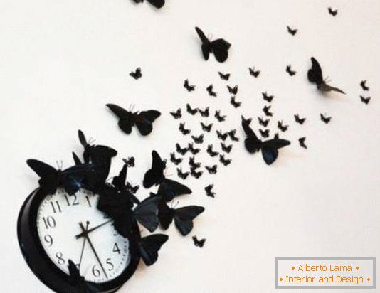Часовник с пеперуди на стената