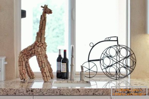 Жираф от винени тапи