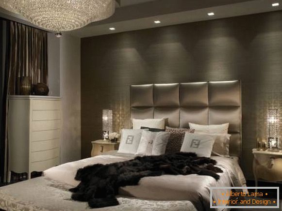 Класически полилей и вградени лампи в дизайна на спалнята