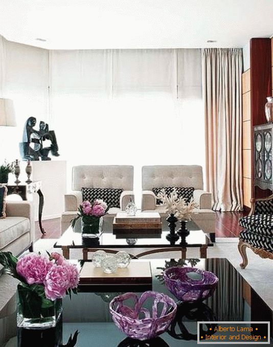 Лилави и черно-бели цветове в хола
