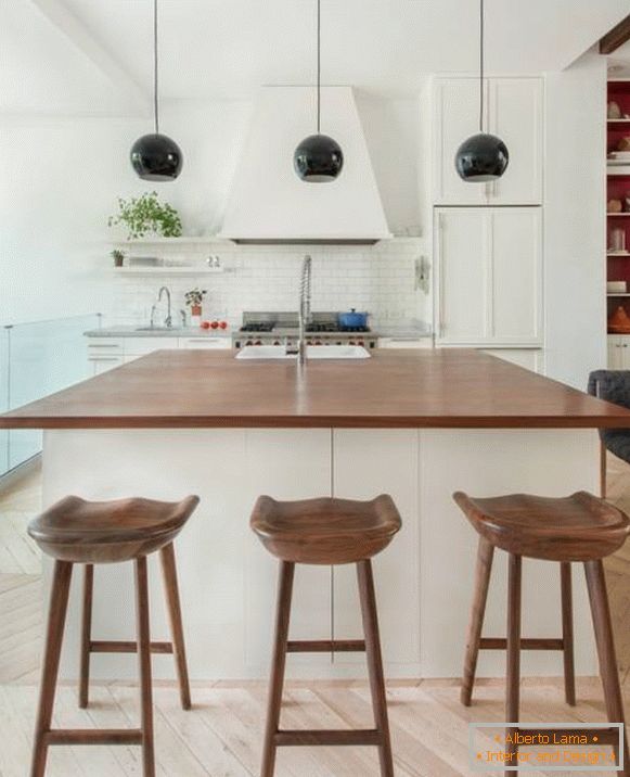 Бяла кухня с дървени детайли