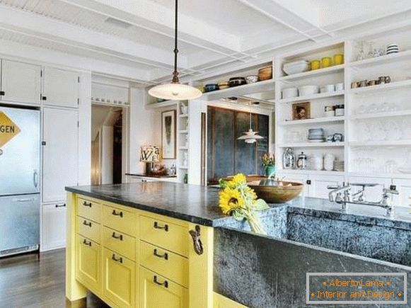 Кухненски дизайн с високи шкафове и жълт остров