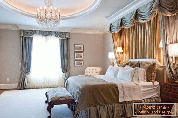 Красиви завеси и козирка в спалнята в класически стил
