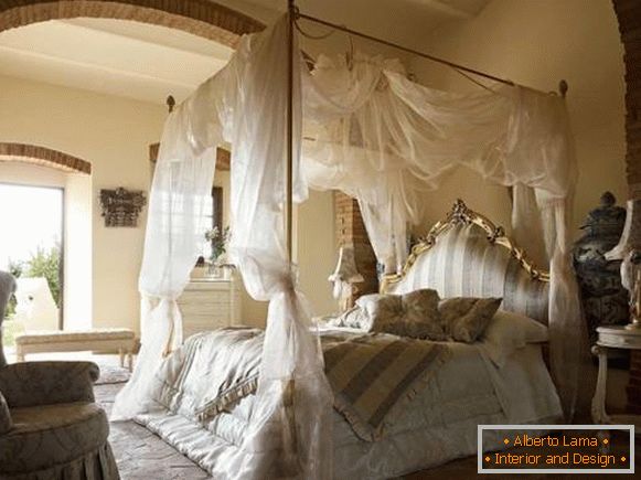 Красива романтична спалня с легло с 4 колони