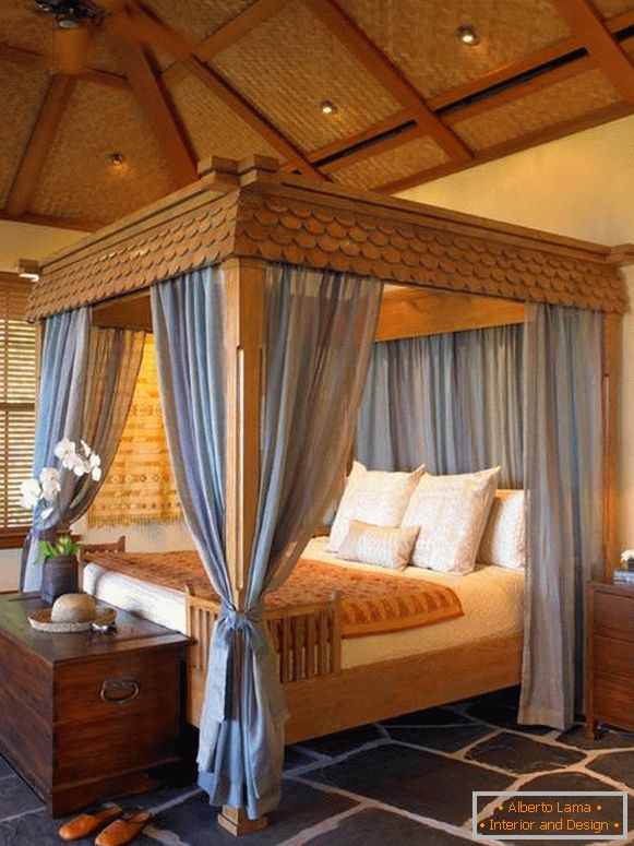 Дървено легло с богата украса и навес