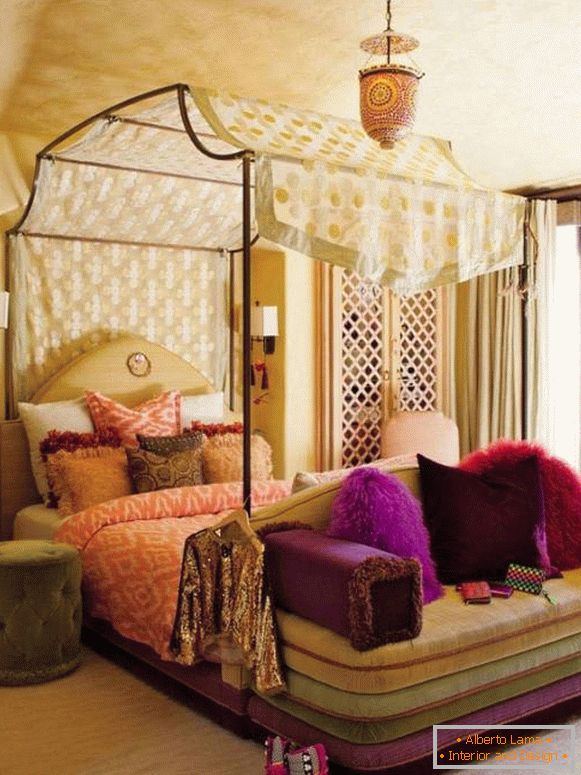 Спалня в еклектичен стил с балдахин