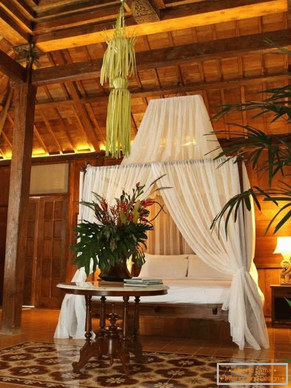 Спалня с балдахин в тропически стил