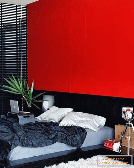 Червена стена като основен акцент в спалнята
