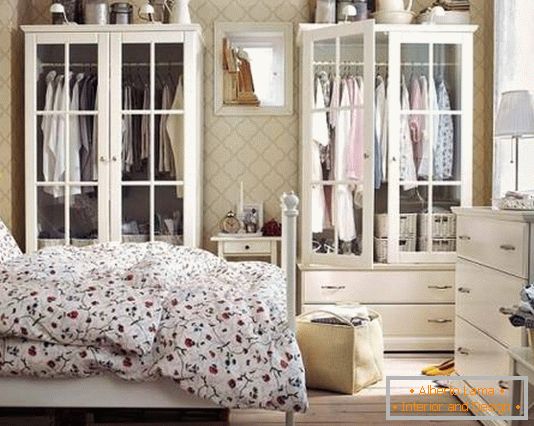 Изящни мебели от бяла спалня (гардероби и скрин)