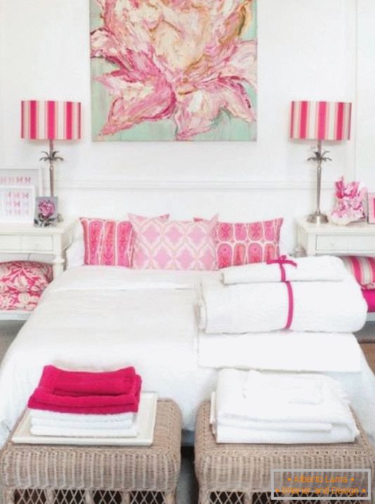 Бяла спалня с розови акценти
