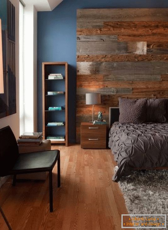 Голяма дървена табла и стилни мебели в спалнята