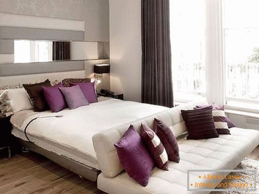 Стилни мебели в спалнята с пурпурни акценти