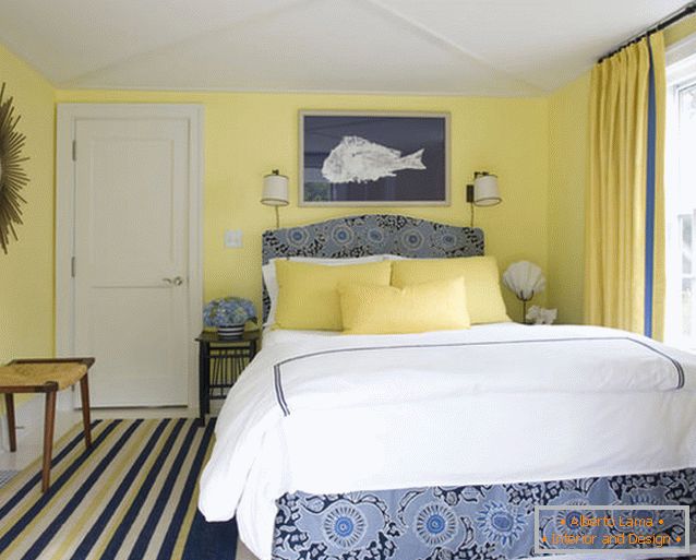 Очарователен дизайн на малка спалня в синьо и жълт цвят