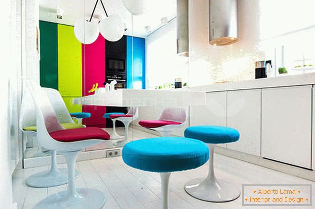 Разнообразни цветни мебели в бяла кухня