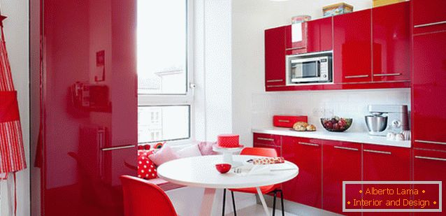 Социален червен и бял дизайн на кухнята