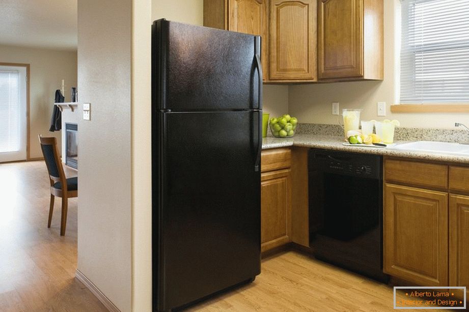 Хладилник във вътрешността на кухнята
