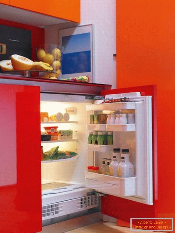 Хладилник във вътрешността на кухнята