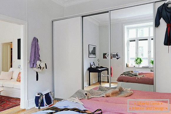 Спалня на малък апартамент в Швеция