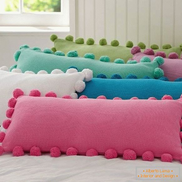 Декориране на възглавници с пом-poms