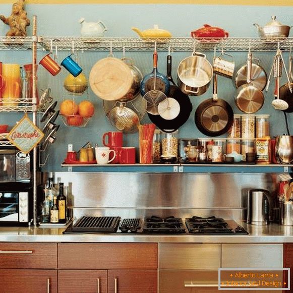 Открити рафтове с кухненски прибори в кухненски дизайн