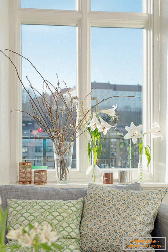 Декорация на перваза на прозореца с цветя