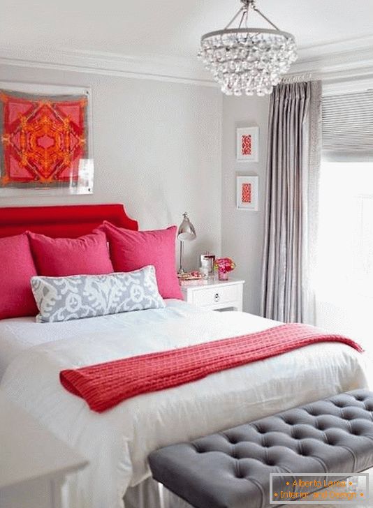 Комбинацията от червено, розово и сиво в спалнята