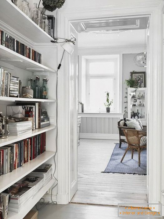 Малък коридор с библиотека в скандинавски стил