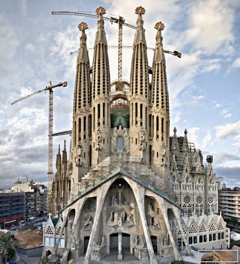 Храмът на Святото семейство (Барселона, Испания)