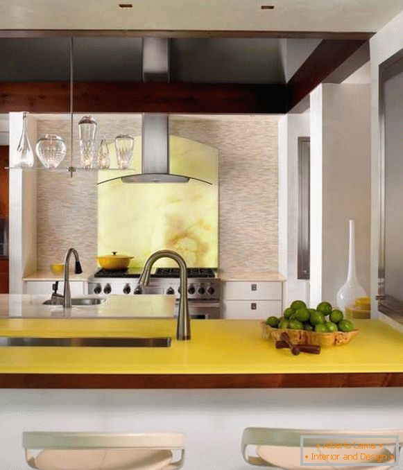 Бледо жълт цвят във вътрешността на кухнята на частна къща