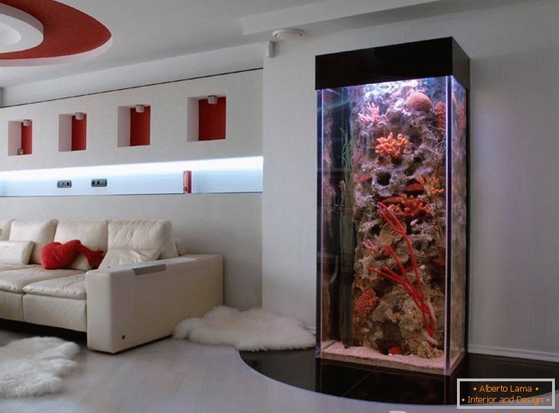 Голям аквариум в хола