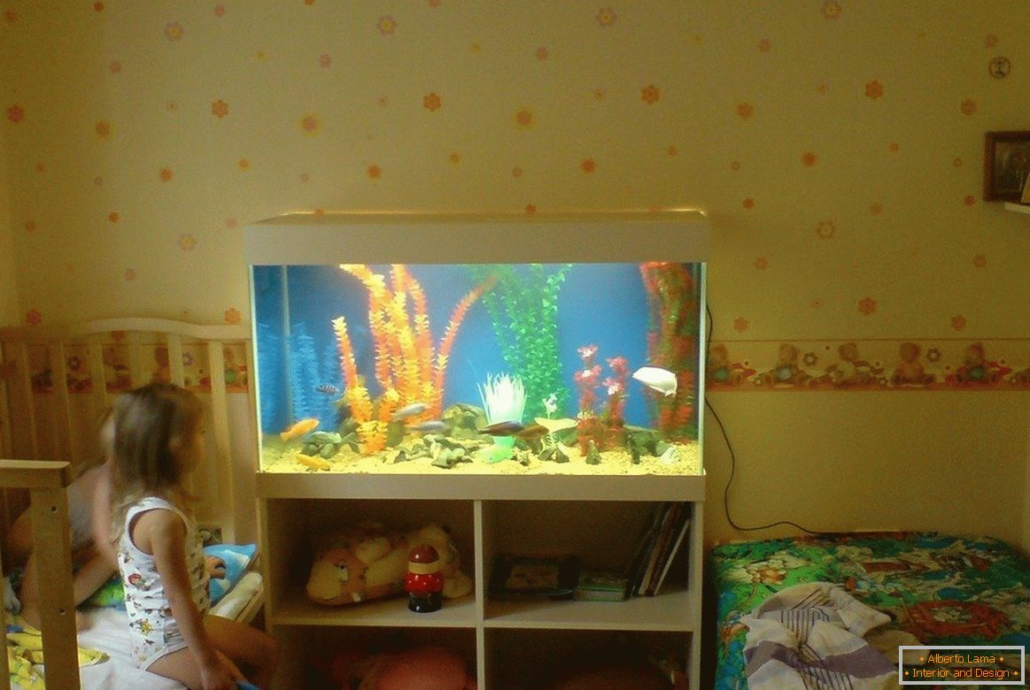 Интериор на детска градина с аквариум