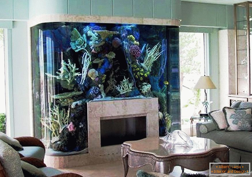 Мека мебел и маса срещу аквариума с камина
