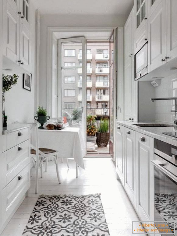 Бяла кухня в интериора - снимка на малка кухня с балкон