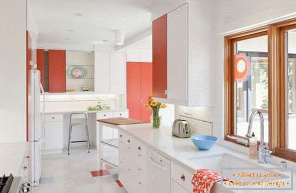 Кухня в бяло - снимка в комбинация с червени елементи