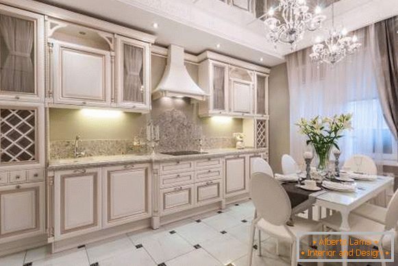 Кухня бяла със златна патина - фото интериорен дизайн