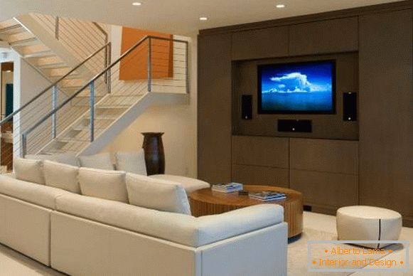 Бял кожен диван - снимка във вътрешността на хола