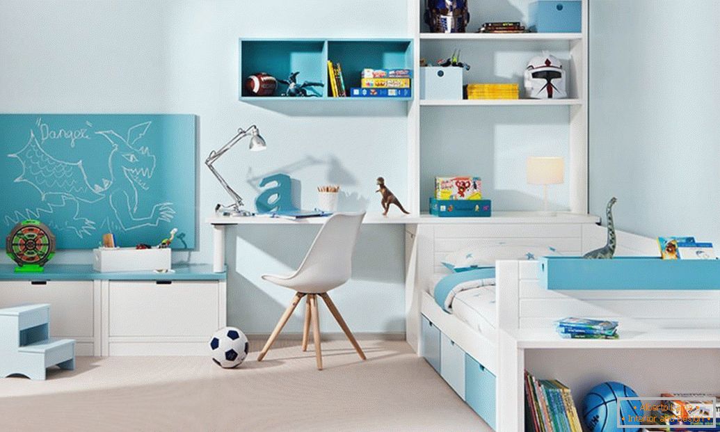 Интериорът на детската стая с бели мебели