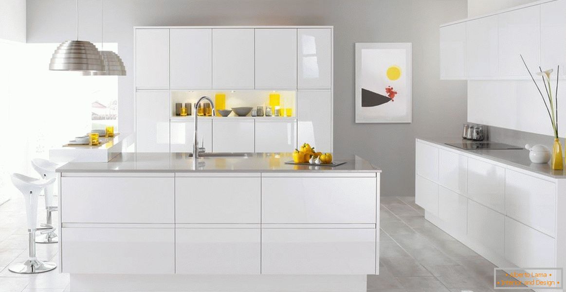 Кухненски интериор с бяла мебел