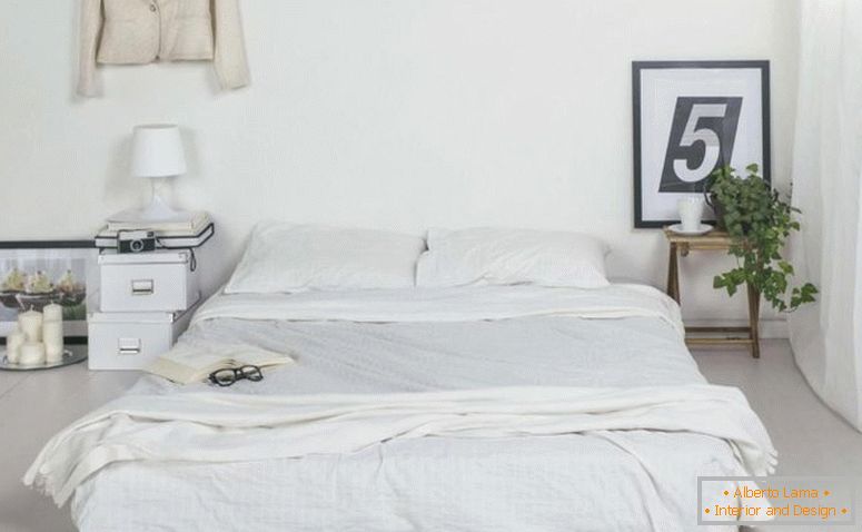 минималистичен бяла спалня-дизайн-с-етаж-нощувка със малки дървени масичка