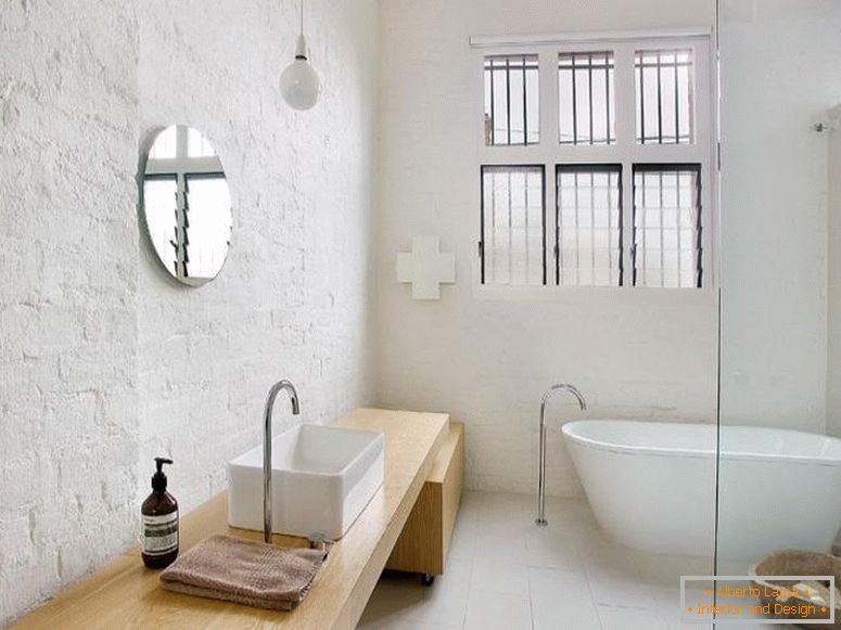 Бели стени в банята