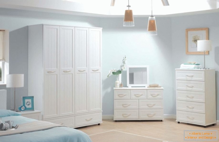Бял гардероб, скрин и шкаф в спалнята