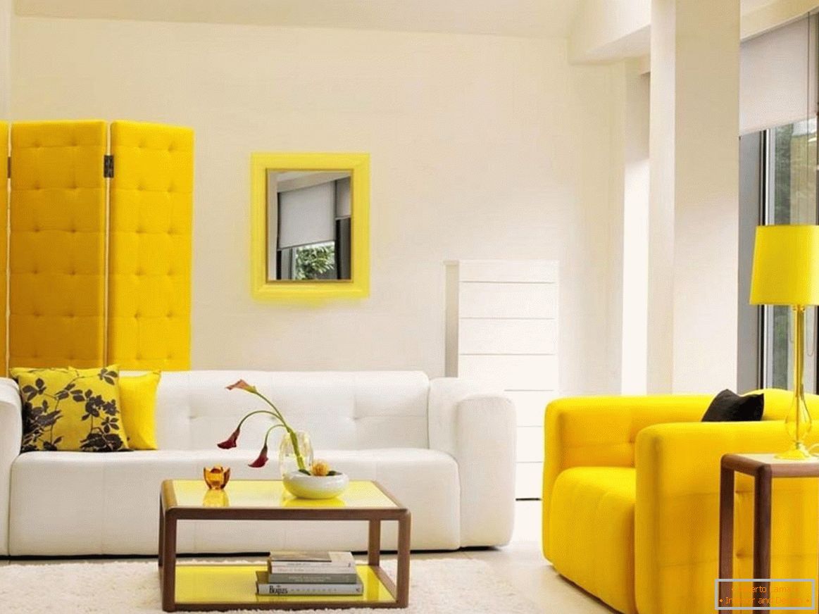 Комбинацията от бели и жълти мебели в интериора