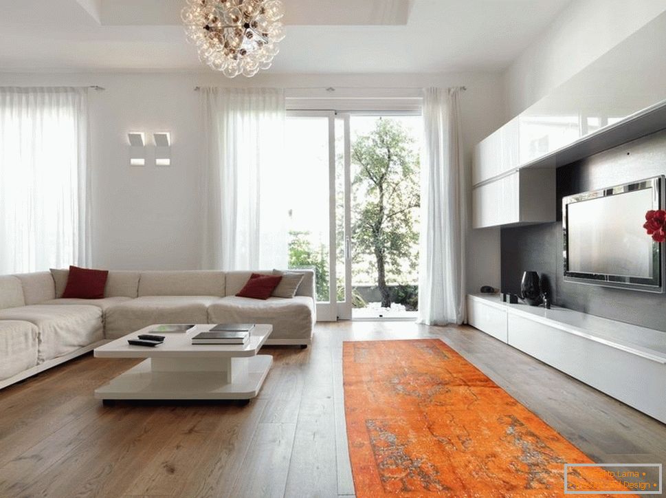 Оранжев килим в комбинация с бели мебели и стени