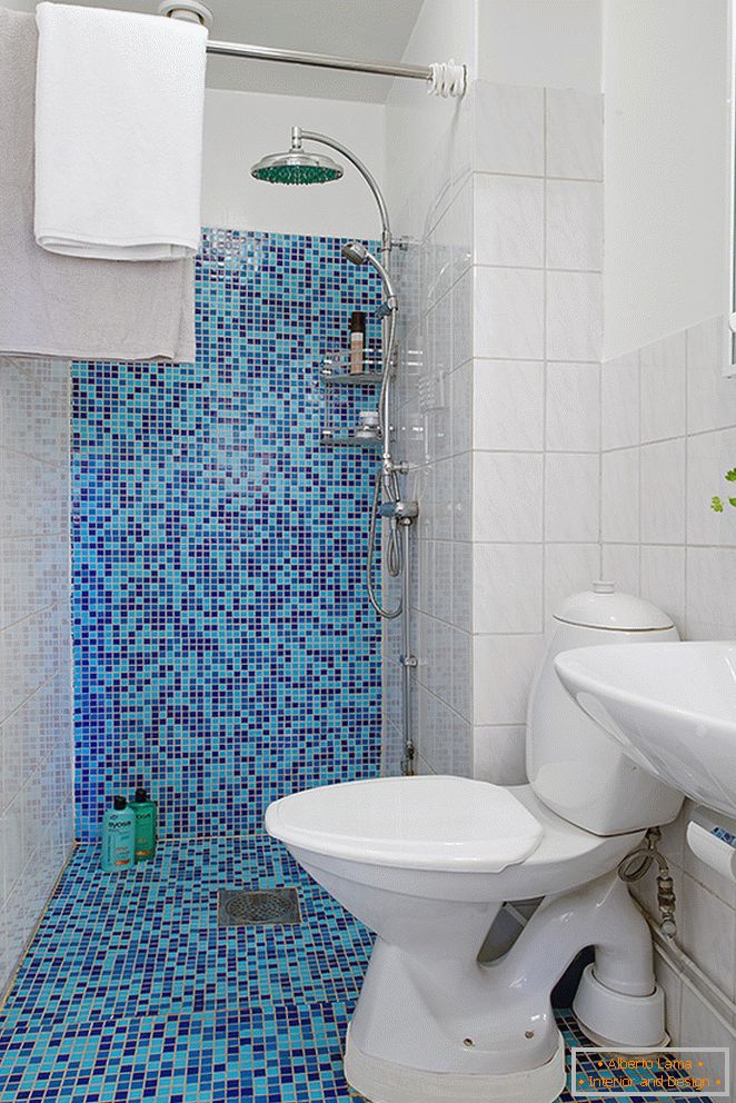 Сини мозаечни плочки в тоалетната