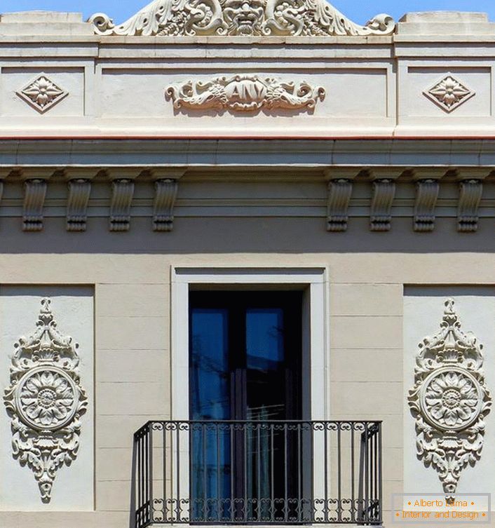Архитектурните елементи под формата на циментова замазка от гипс украсяват фасадата на къщата в стила на империята. Фантастични, сложни модели правят екстериора необичаен.
