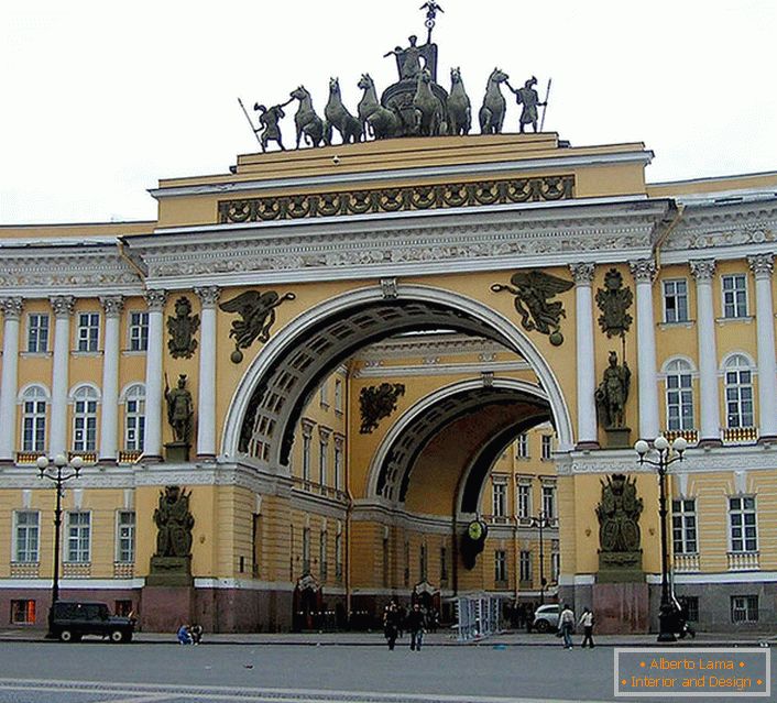 Грандиозни архитектурни творения в стила на руската империя се пазят с благоговение от година на година.
